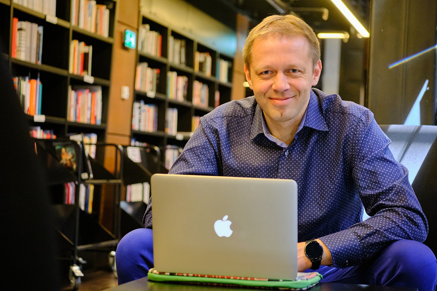 Kamil Tandek przy komputerze – specjalista ds. pozycjonowania wizytówek Google i SEO
